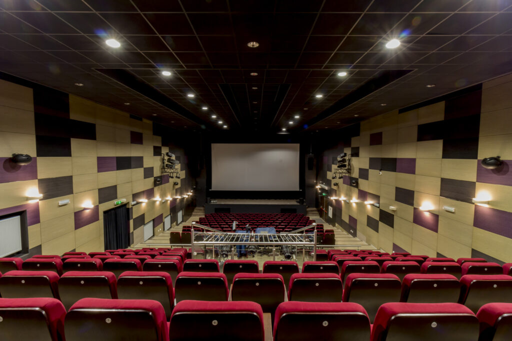 Duża sala Kina MOKiS 3D w Bielawie - Teatr Robotniczy, ul. Piastowska 19a